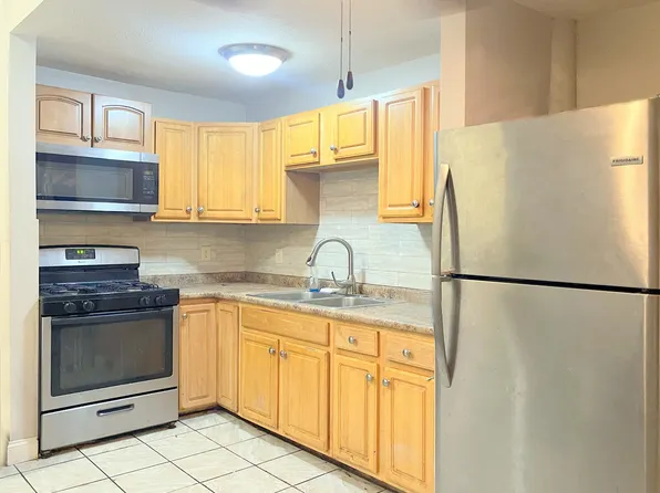 150 Lowell St #1, Fall River, MA 02721