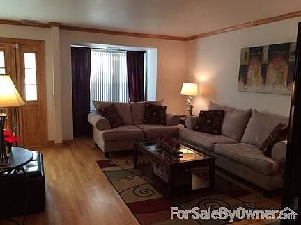 Living Room : Spacious living room, can be split into living/dining room combo.