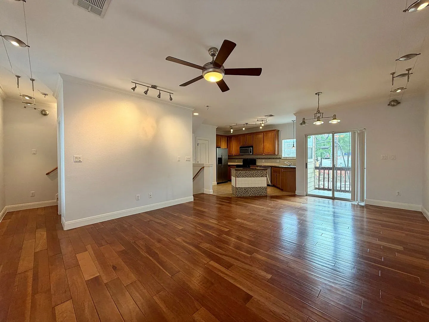 Modern 3BD/2BA Austin Property with Private Balcony & Attached Garage — Photo 4