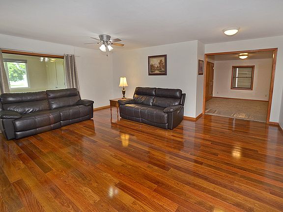 4th image of 704 Fort St