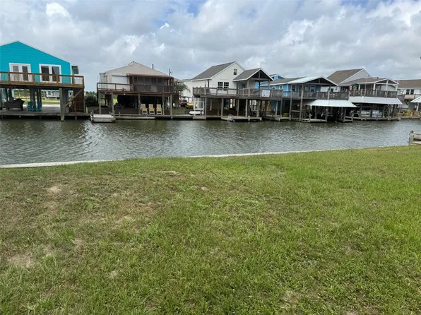 1193 Bay St, Crystal Beach, TX 77650
