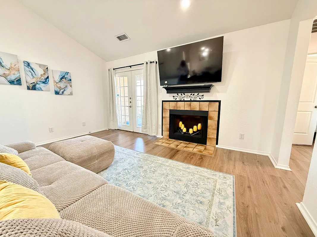 2 bed, 1.0 bath, 867 sqft, $2,800 — Photo 2