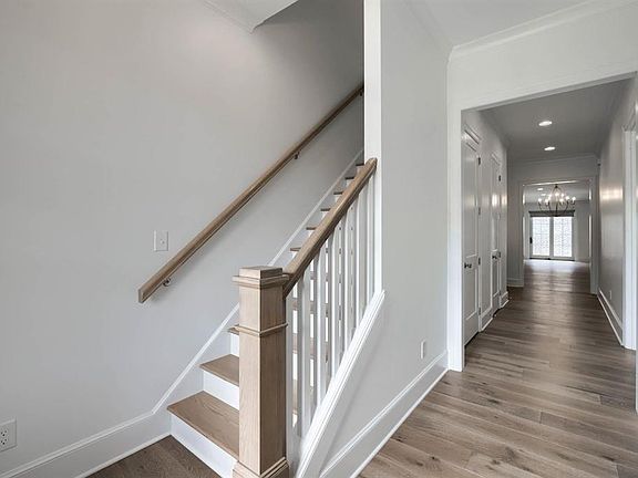 3rd image of 1053 Hill Ave