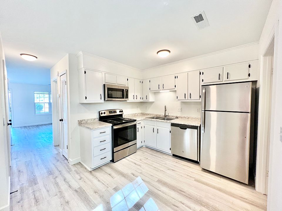 Kitchen/Dining - View to Living Room