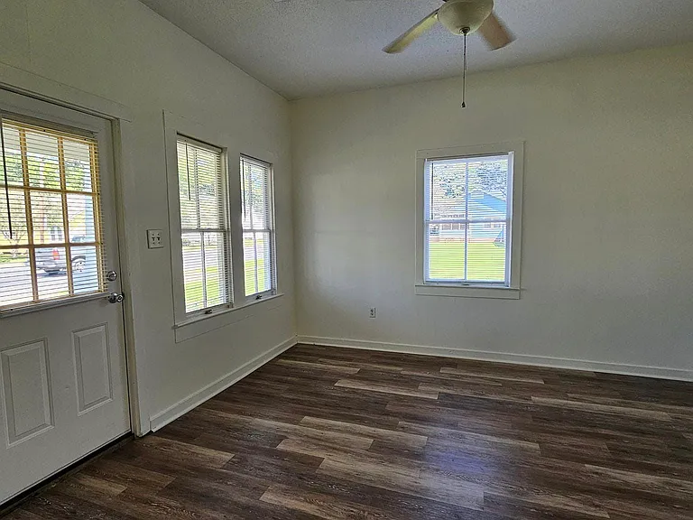 402 S Main St — Photo 2