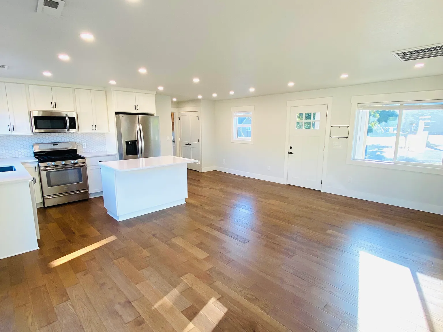 2 bed, 910 sqft, $2,300 — Photo 4