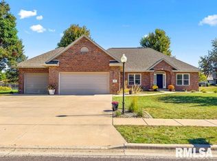 208 Ironwood Dr, Pekin, IL 61554
