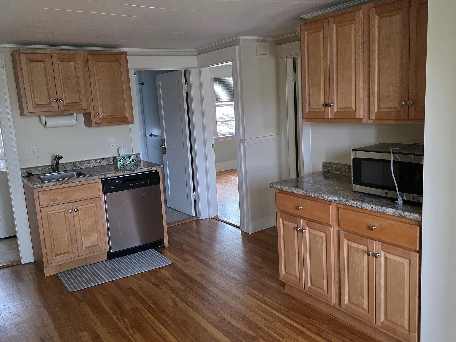 3 bed, 1000 sqft, $2,200 — Photo 2