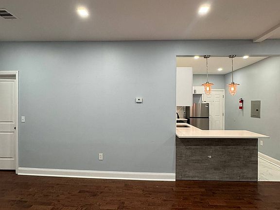 5th image of 307 W Broadway Unit 7