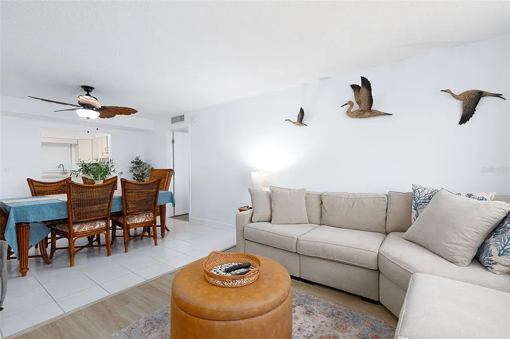 3 bed, 2.0 bath, 1650 sqft, $5,700 — Photo 4