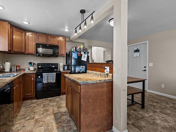 4th image of 206 E Spring St