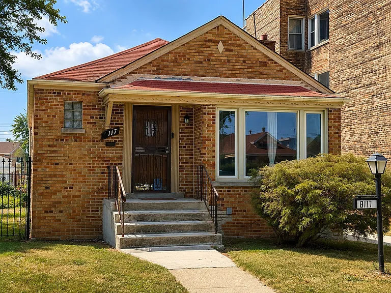 8117 S Michigan Ave — Photo 2