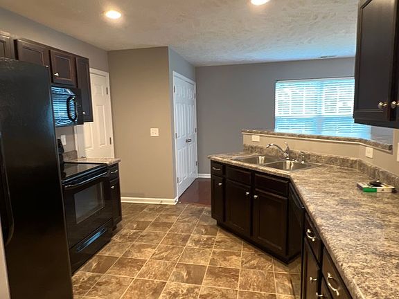 3rd image of 2704 Cliffside Dr