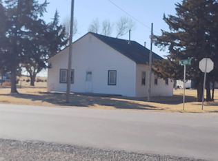 1012 N 4th St, Leoti, KS 67861