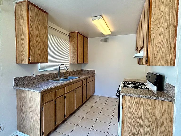 471 W Maple St #5 — Photo 4