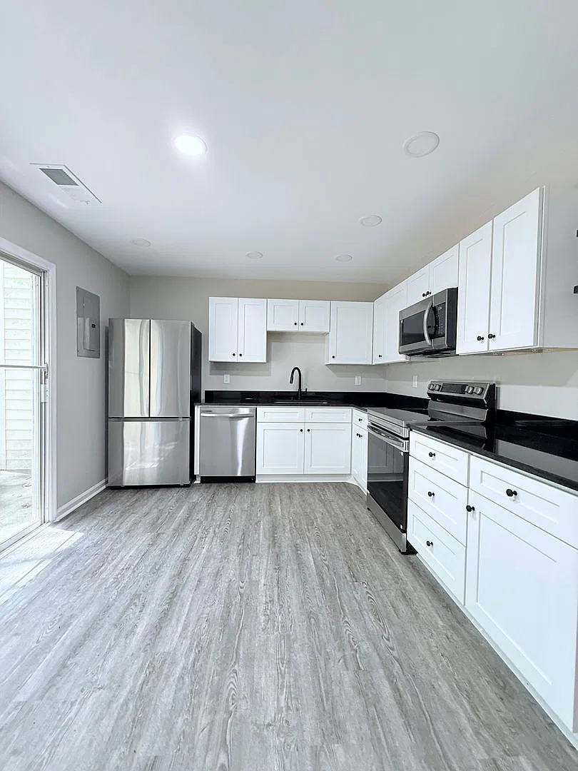 Updated 2 bedroom townhome with private back patio — Photo 3