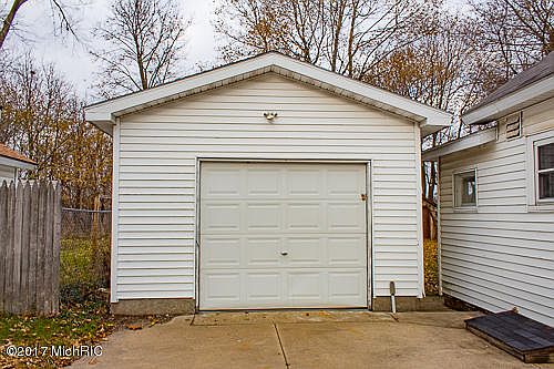 3rd image of 225 E Grand Traverse St