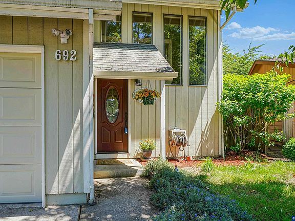 4th image of 692 Fanny Ct NE