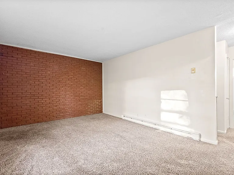 Madison Street-1221 — Photo 7
