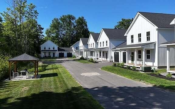 2nd image of 17 Magnolia Lane #17