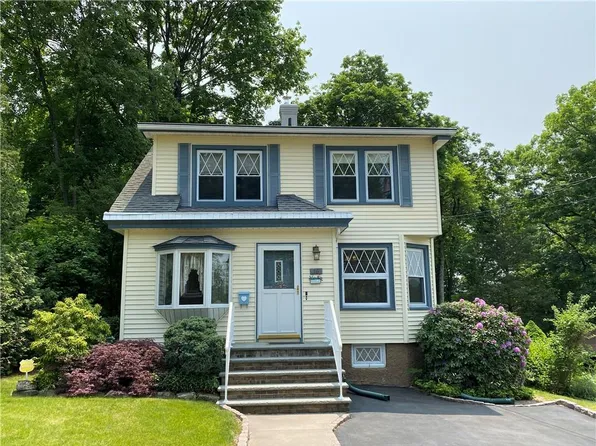 16 Moore Avenue, Pearl River, NY 10965