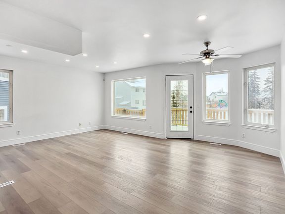 2nd image of 227 Saratoga Pl NE
