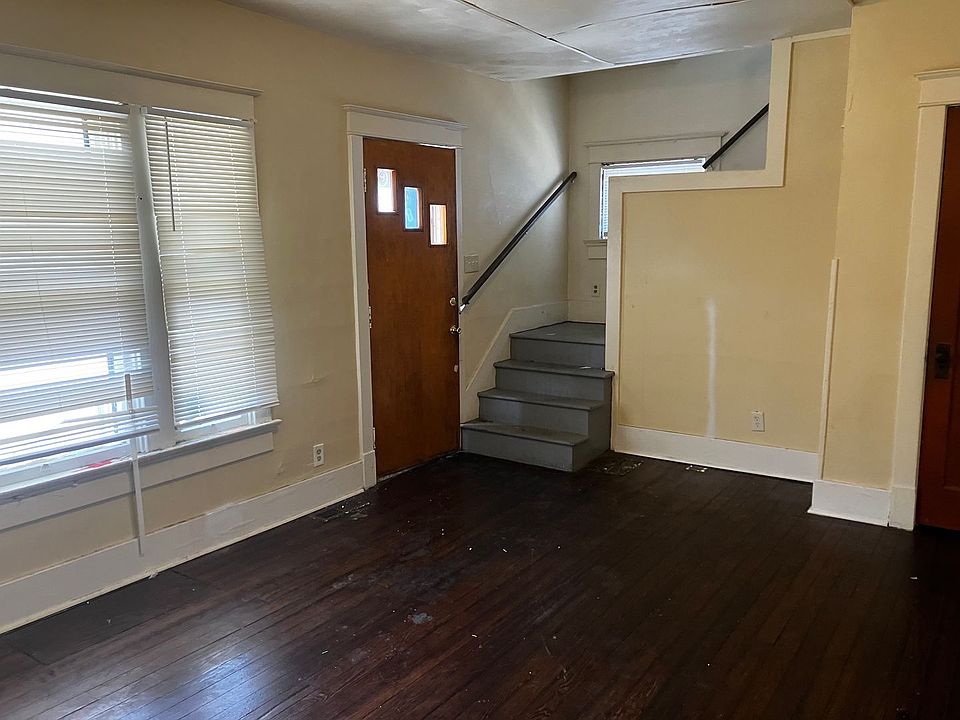 1st image of 107 E Parkwood Dr