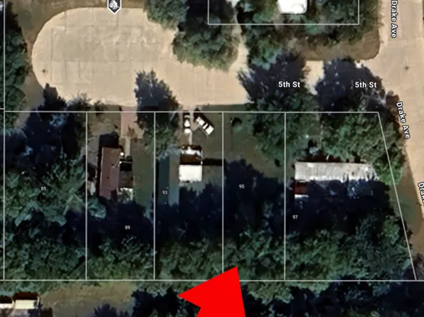 95 5th St, Windom, MN 56101