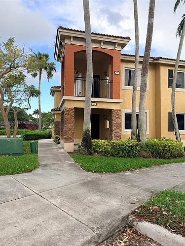 995 NE 34th Ave #201 Photo 1