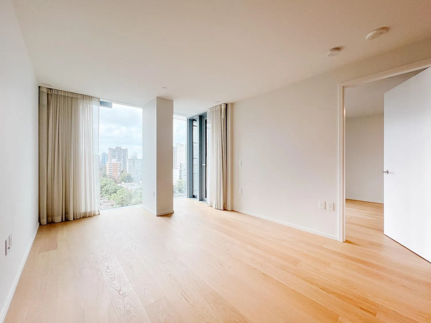 1 bed, 784 sqft, $3,295 — Photo 3