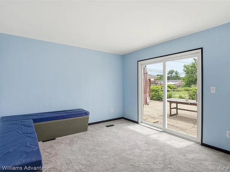 25506 Virginia Dr — Photo 12