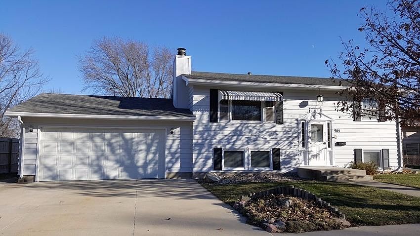 1st image of 905 Oak Ln