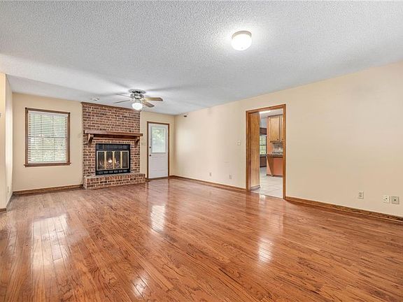 4th image of 2821 Hog Mountain Rd
