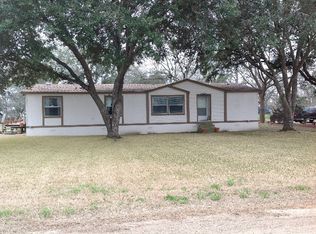905 E 3rd St, Nixon, TX 78140