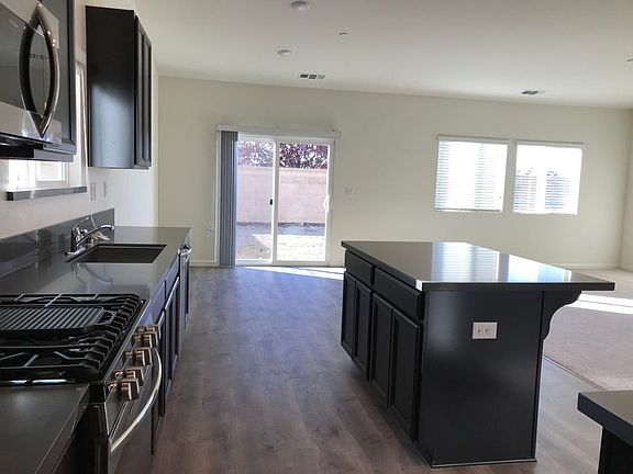 MODERN KITCHEN WITH QUARTZITE COUNTERTOPS