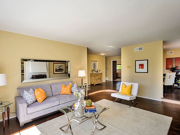 3rd image of 920 Laguna Cir