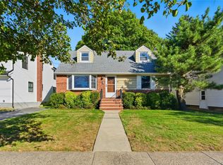65 Grant Ave, Albertson, NY 11507