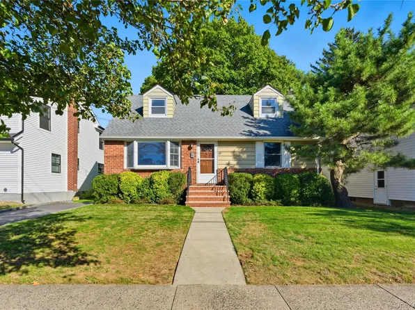 65 Grant Avenue, Albertson, NY 11507