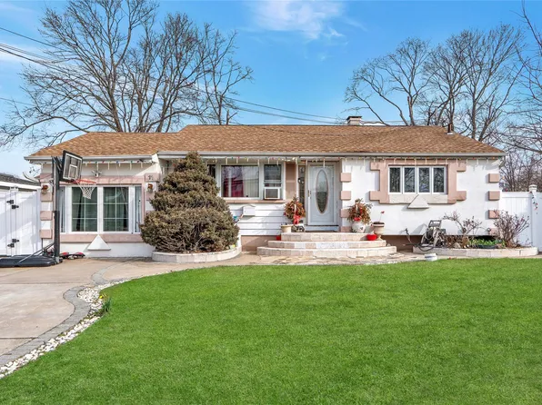 11 Hewes Street, Brentwood, NY 11717