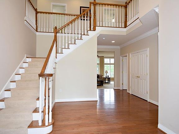 2nd image of 106 Lyndhurst Cir