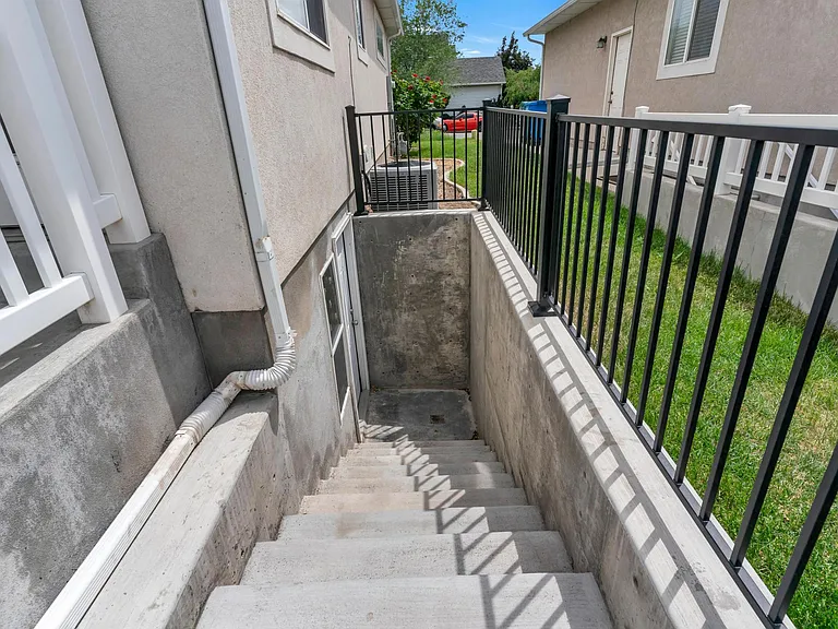 874 W 200 N — Photo 19