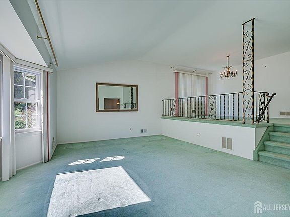 5th image of 9 Annette Dr
