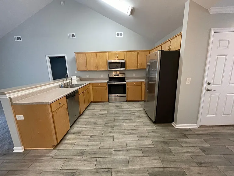 129 W Tisbury Ln — Photo 4