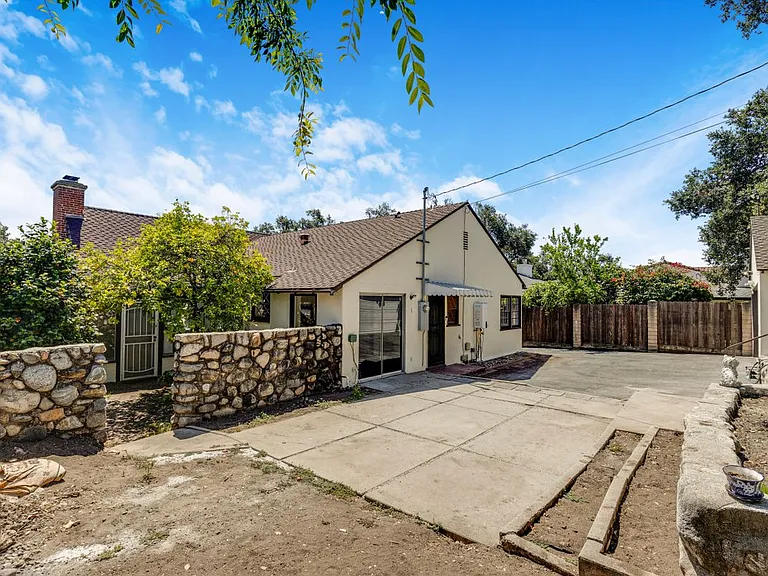 2151 N Altadena Dr — Photo 21