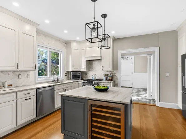 186 Temple St, West Roxbury, MA 02132