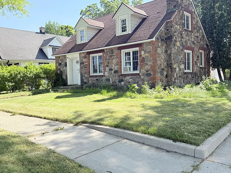 936 Owen St — Photo 1