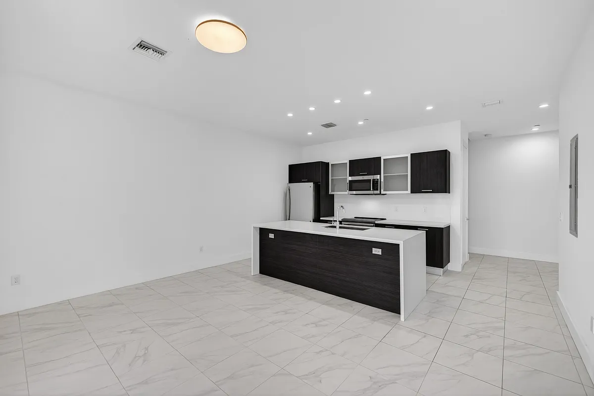 Building Photo - 1044 NE 18th Ave #203