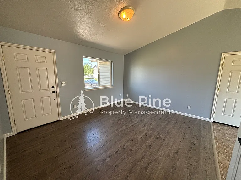 3920 E Deloy Dr — Photo 2