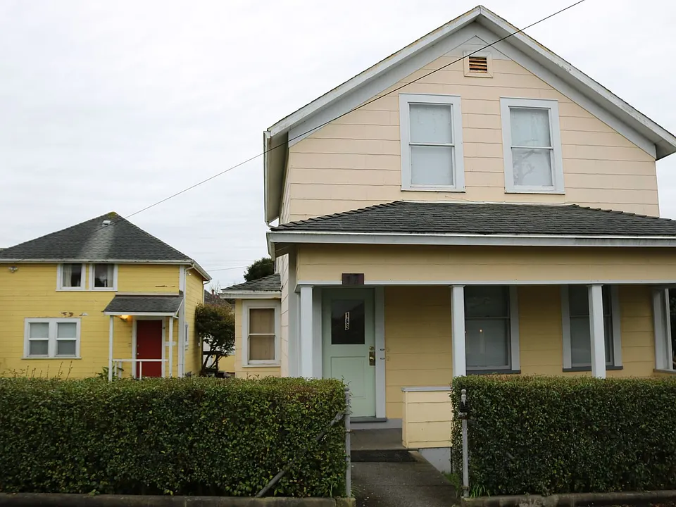 15-17 W Washington St