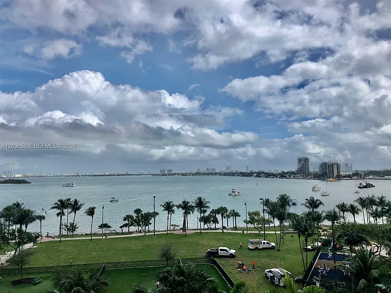 1800 N Bayshore Dr #605 — Photo 1
